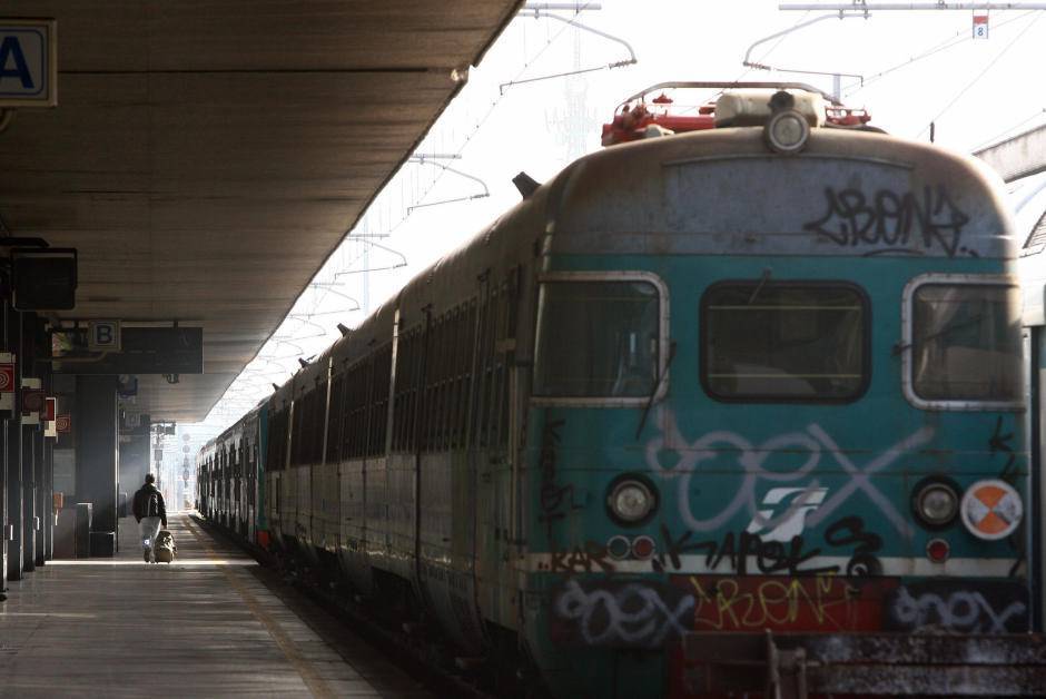 Marocchino senza biglietto blocca la partenza del treno: denunciato