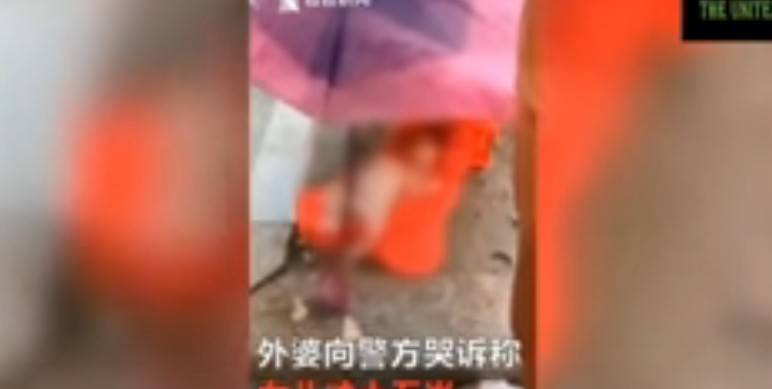 Cina, neonata abbandonata per strada sotto un ombrello dalla nonna