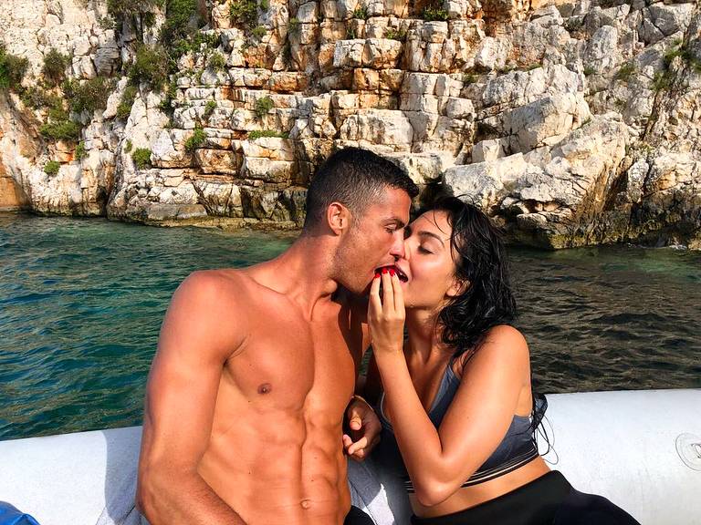 Cristiano Ronaldo, vacanze rilassanti con la sua Georgina. La Juve può attendere