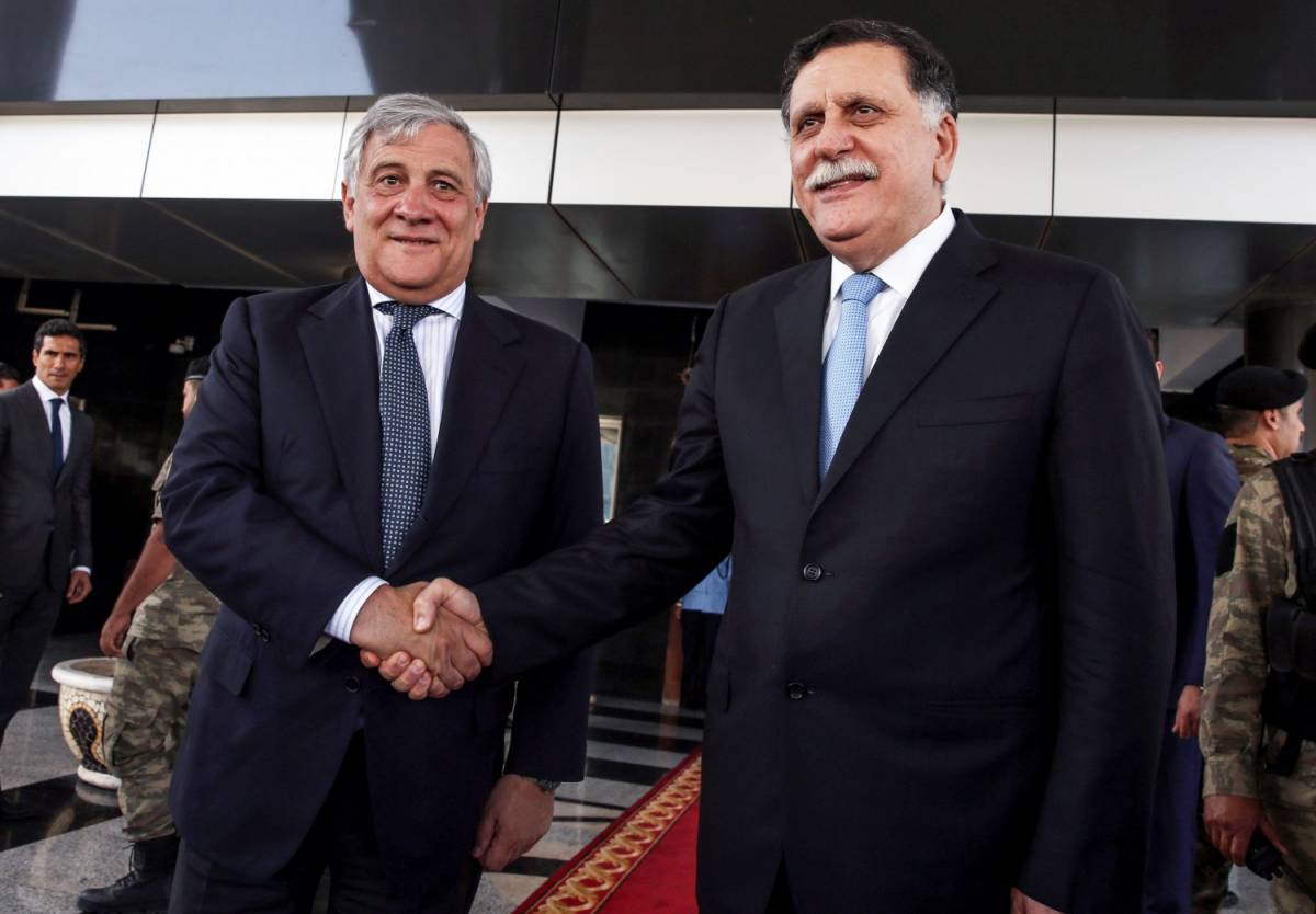 La proposta di Tajani alla Libia "Una lista nera degli scafisti"