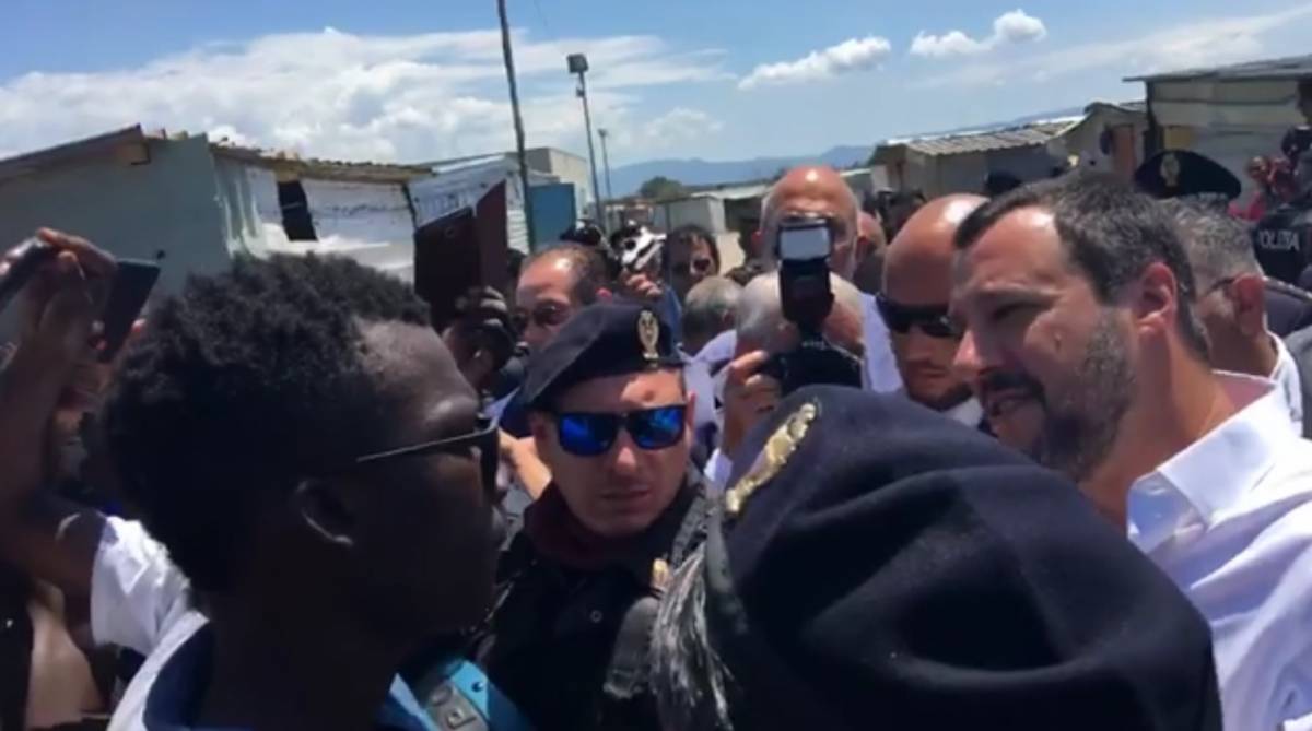 Migranti, Salvini alla tendopoli: 'Voi sfruttati? Prima gli italiani'