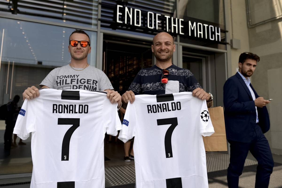 Juventus, esplode la Cristiano Ronaldo mania: tutti in coda per acquistare la maglietta