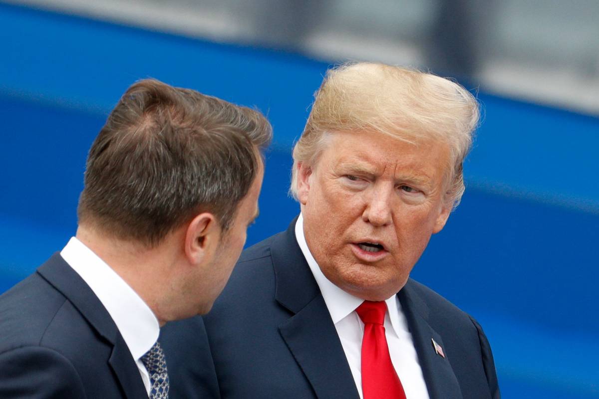 Vertice Nato, Trump sfida gli alleati: "Raddoppiare le spese militari"