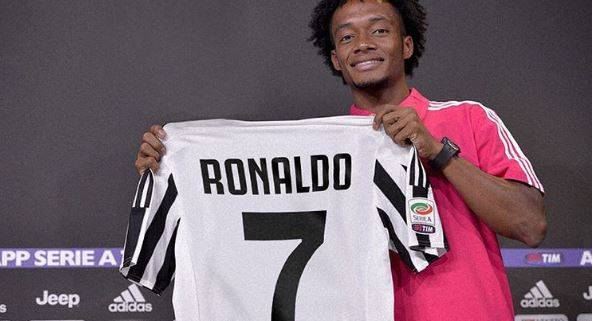 Juventus, Cuadrado cede la maglia n°7 a Cristiano Ronaldo: Benvenuto 