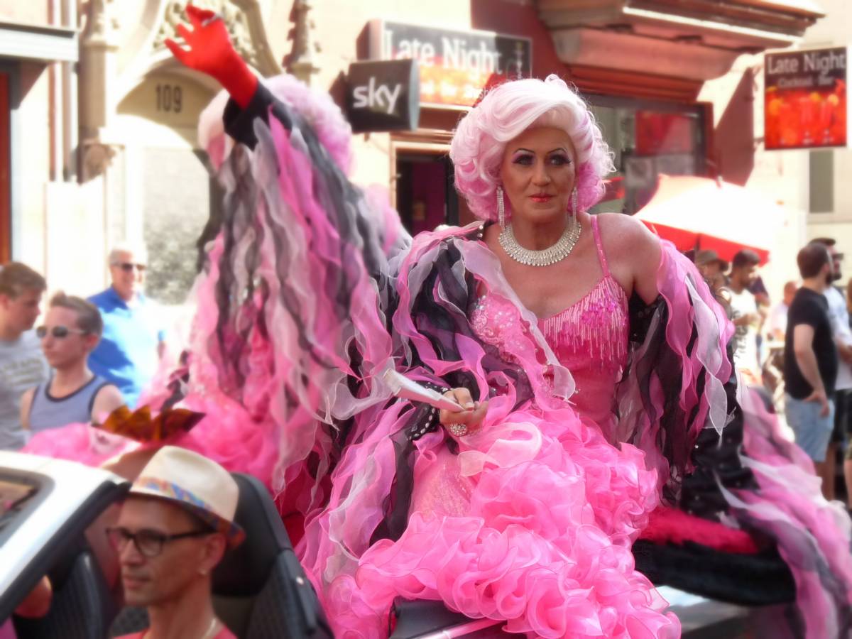 Adesso le fiabe le leggono le drag queen, l'annuncio del Comune di Roma