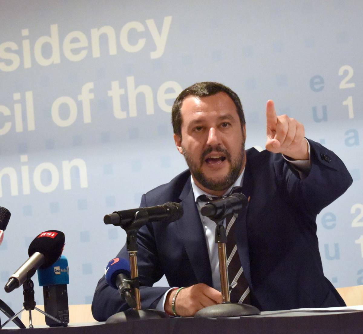 Insulta Salvini sui social. E il ministro lo smaschera