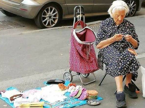 Elogio di nonna Angelina che cuce presine per strada