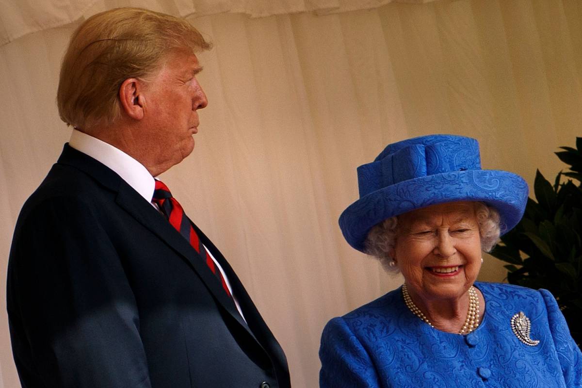 La Regina Elisabetta accoglie Trump a Windsor, ma lui non si inchina