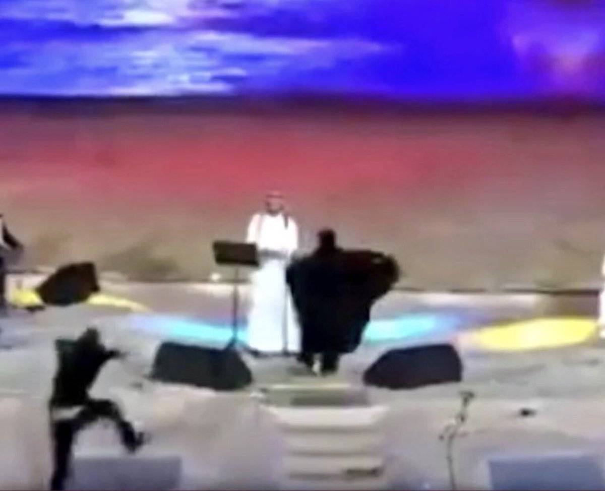I sauditi hanno arrestato una donna per un abbraccio a un cantante