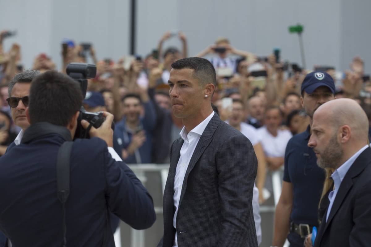 Le visite mediche per Ronaldo: ​un bagno di folla al suo arrivo