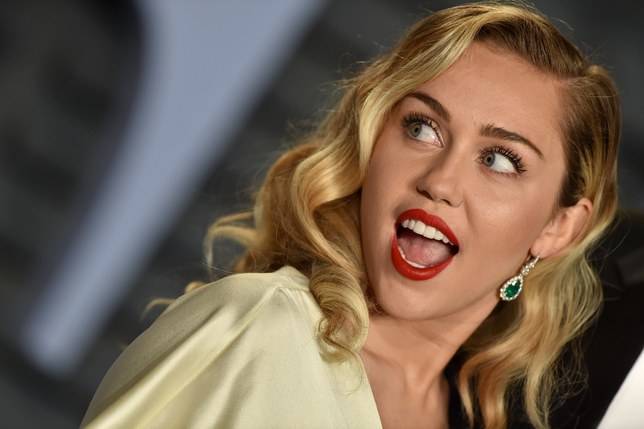 Miley Cyrus cancella le foto dal profilo Instagram: quale sarà il motivo? 