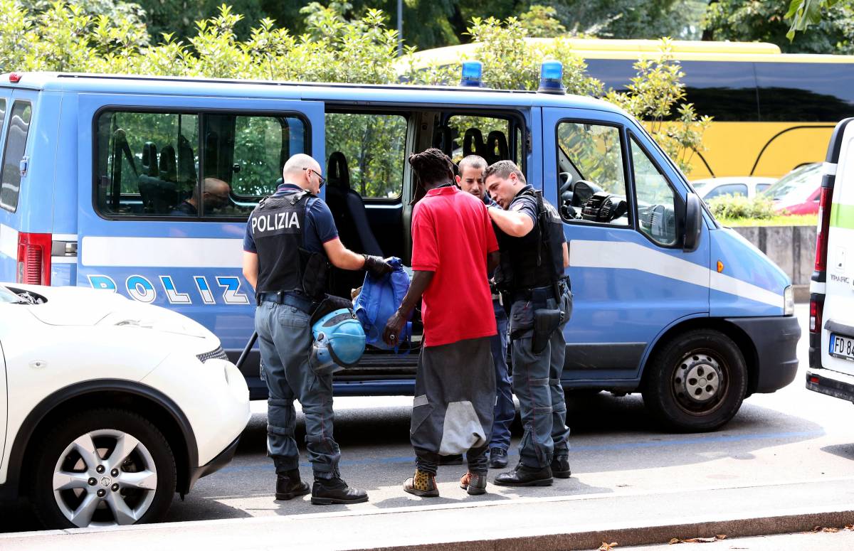 Trieste, dieci irregolari nel furgone: passeur inseguito e arrestato