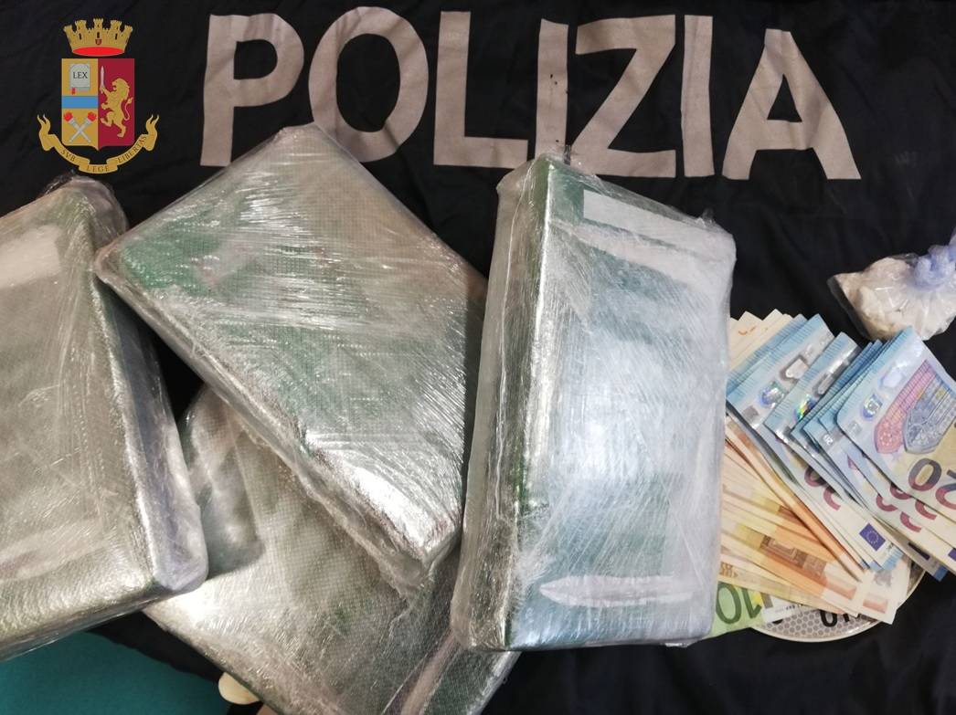 Polizia sequestra cocaina per un milione di euro, 48enne aveva atteso la bufera per spacciare