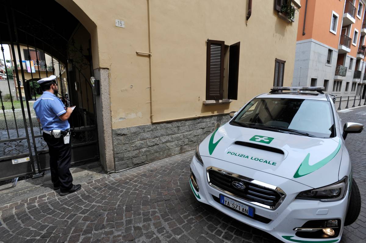 Li aggredisce e scappa dall'auto dei vigili  Marocchino viene investito in tangenziale