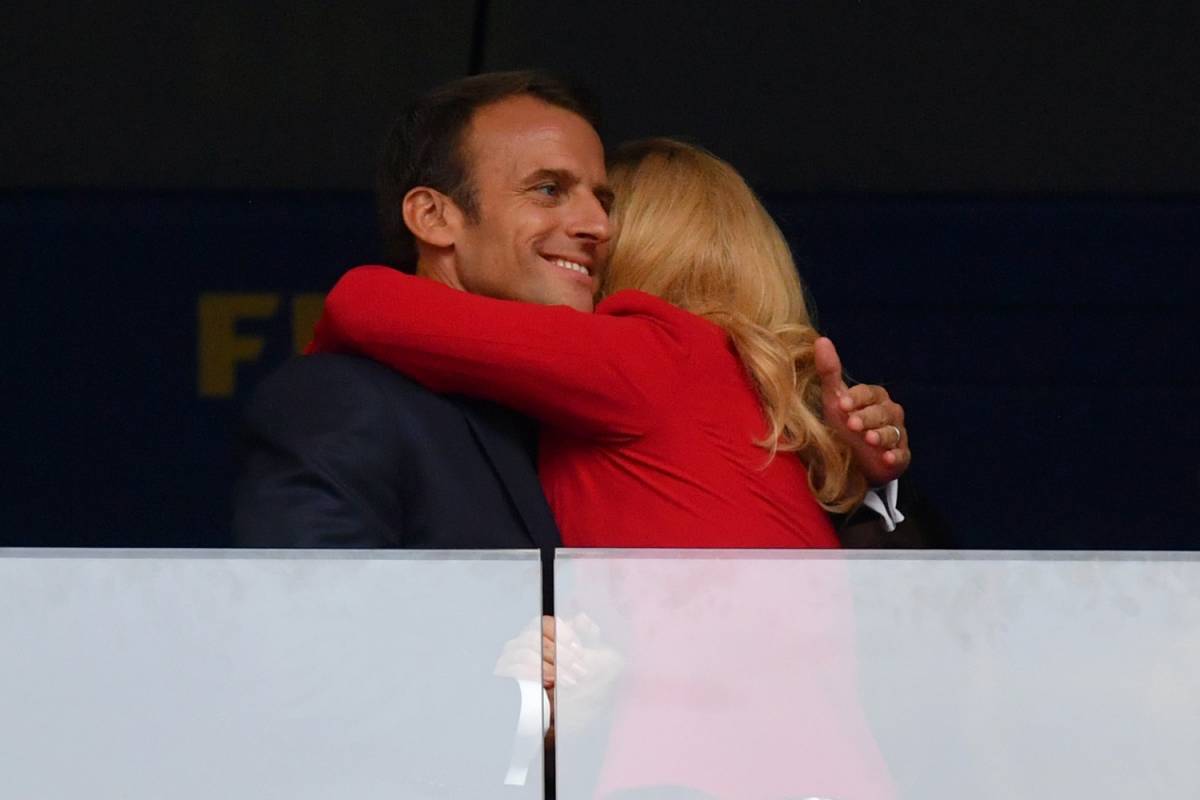 Alla finale Macron si stringe alla presidente croata: Brigitte è gelosa?