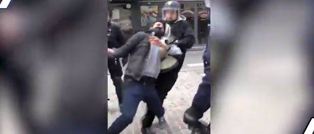 Collaboratore di Macron picchia un manifestante. ​Aperta un'indagine