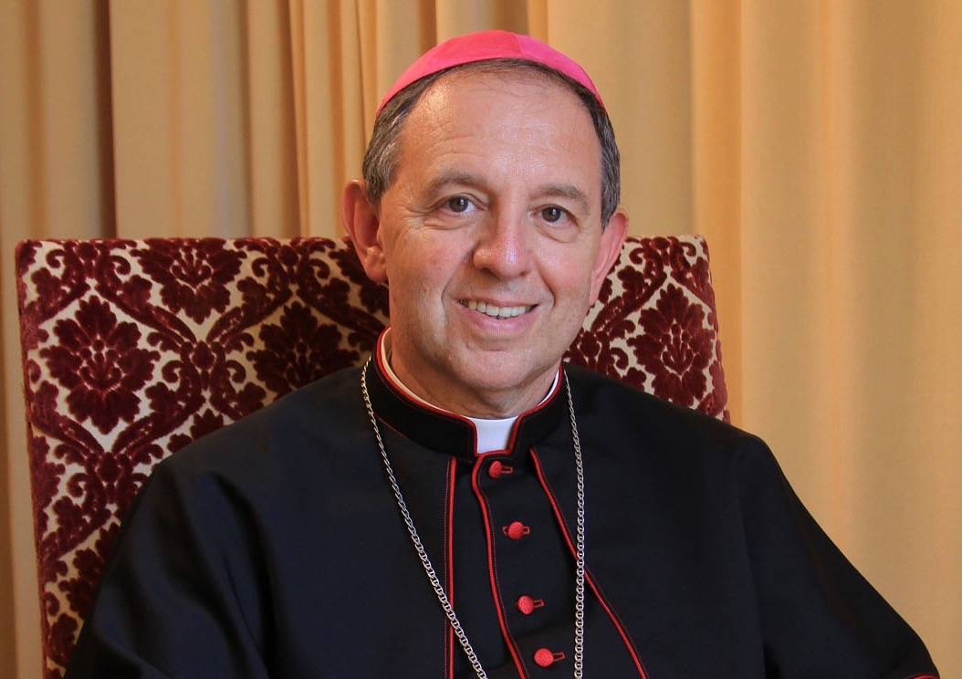 Migranti, il vescovo Suetta: "Giusto accogliere ma anche aiutarli a casa propria"