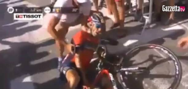 Tour de France, moto polizia fa cadere Nibali? E Lo Squalo deve ritirarsi