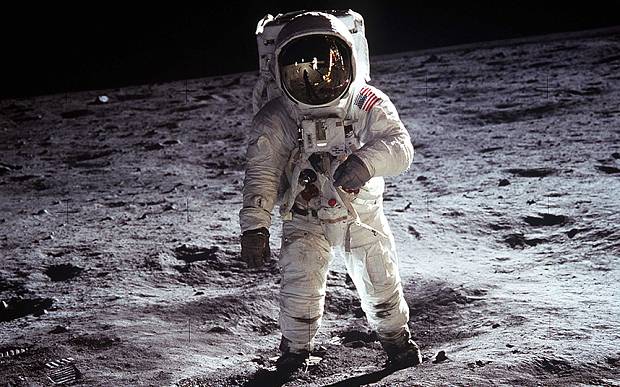 Tute, reperti e fotografie: Sotheby's e Christie's mettono all'asta oggi il «tesoro» dell'Apollo 11