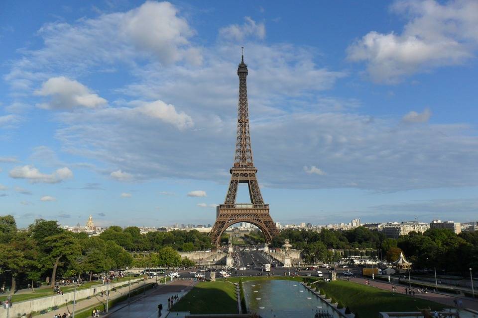 Parigi e il mega parco attorno alla Tour Eiffel: "Torneremo a sentire il canto degli uccelli"