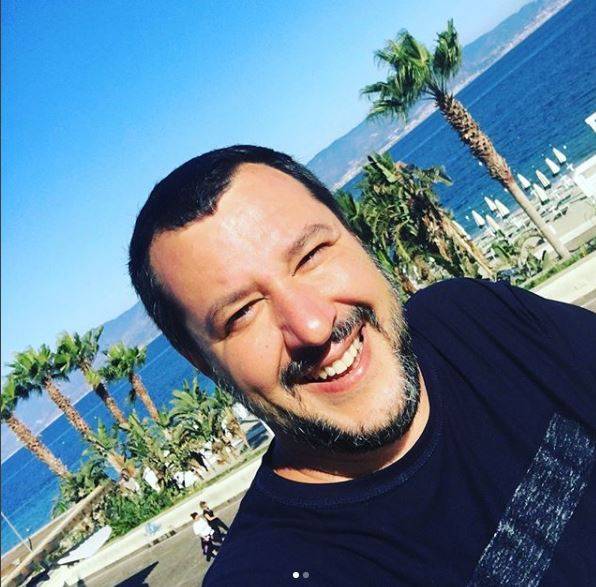Salvini pizzica la Argento: "Vedo se posso aiutarti..."