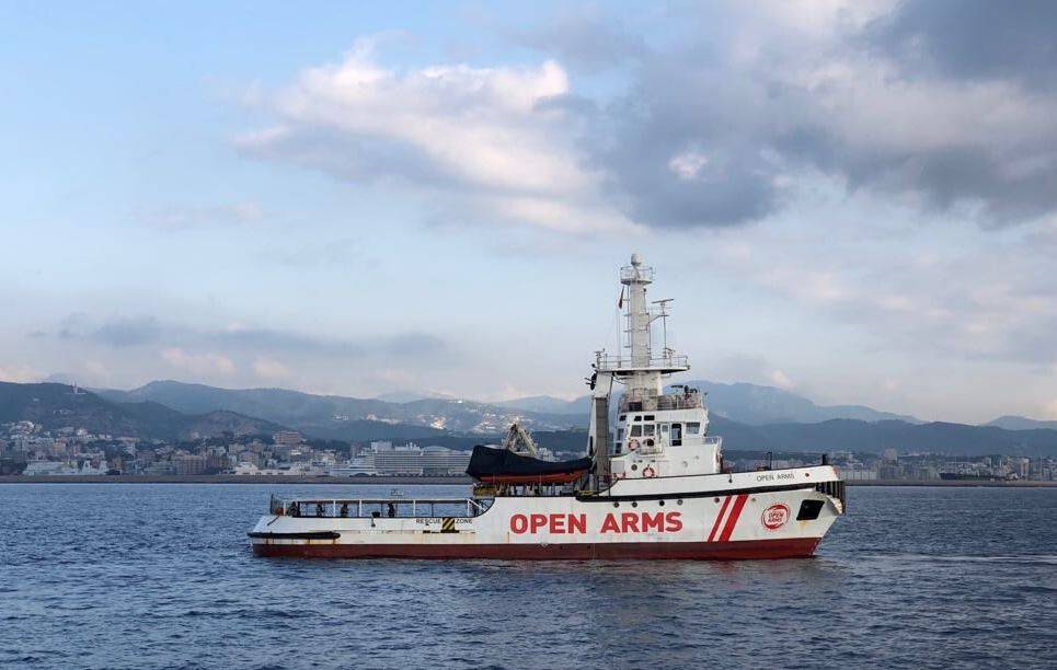 Open Arms intercetta barcone "Migranti scortati a Lampedusa"