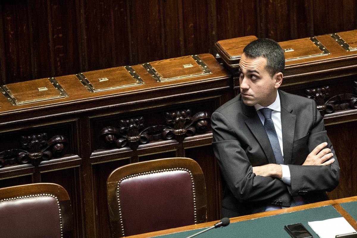 Diciotti, Di Maio: "Salvini resti al suo posto. ​Ma no allo scontro coi pm"