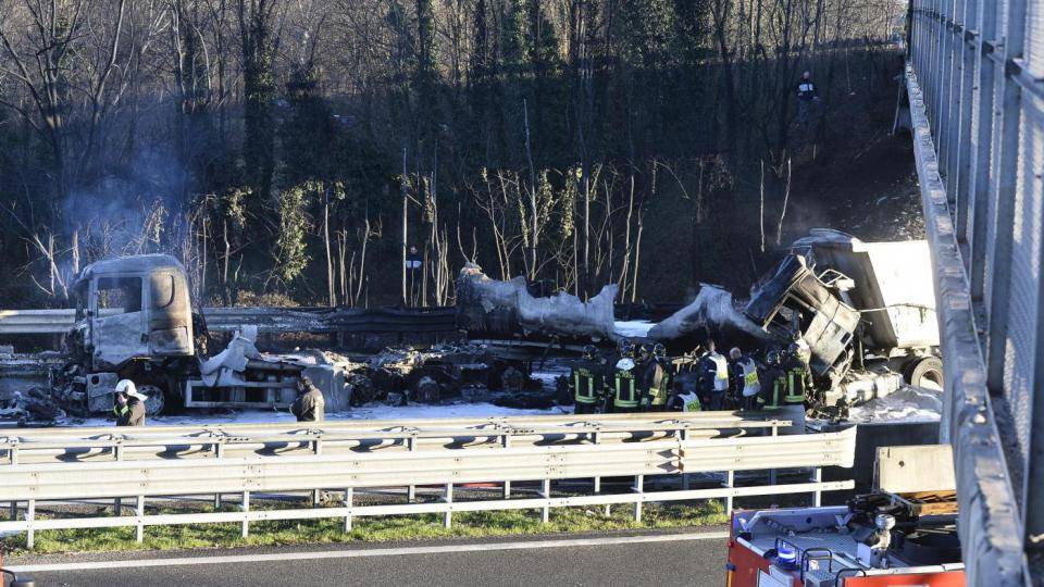 A1, inferno di fuoco dopo incidente: camionista muore carbonizzato