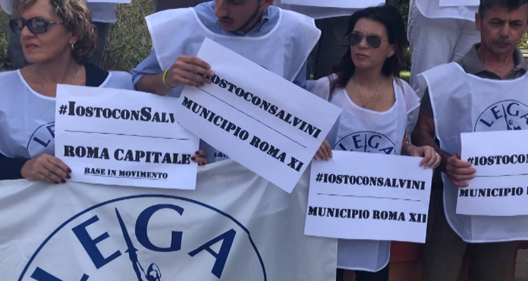 Roma, "magliette verdi" in piazza contro i radical-chic: "Stiamo con Salvini"