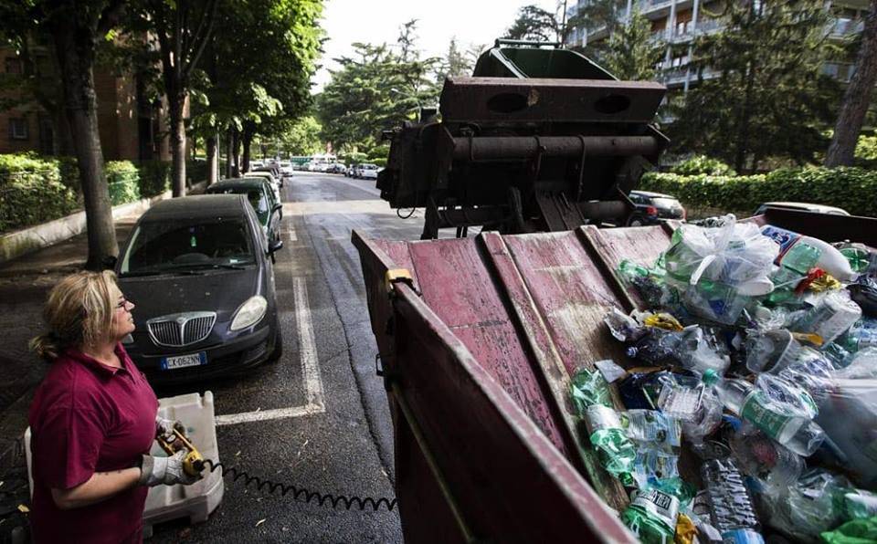 Roma sepolta dai rifiuti ingombranti, la Raggi denuncia su Facebook