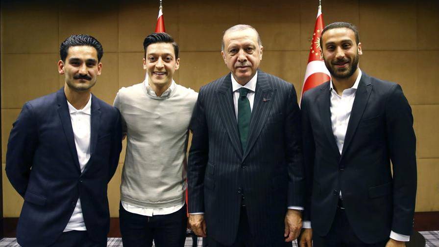 Erdogan fa da testimone di nozze ad Ozil: scoppia la polemica