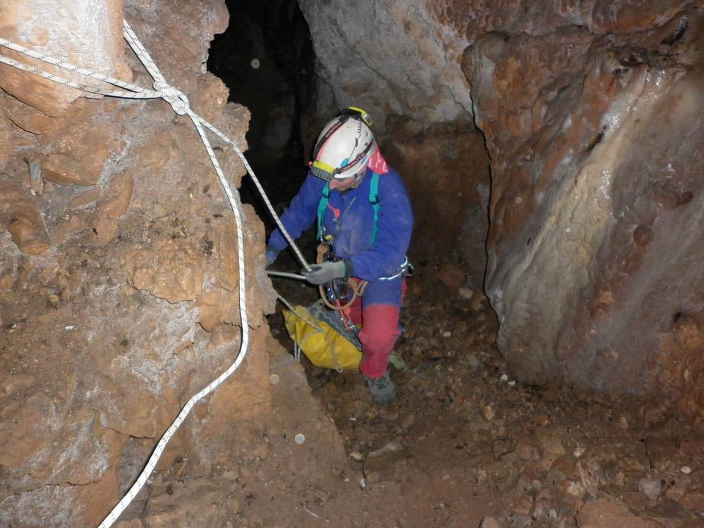 Cuneo, estratto vivo lo speleologo precipitato in una grotta