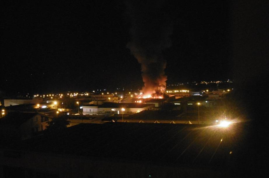 Matera, in fiamme azienda di detersivi: si teme nube tossica