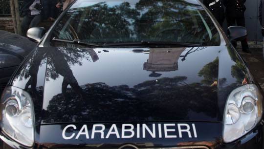 Immigrato vuole sgozzare i figli Poi assale i carabinieri: 5 feriti