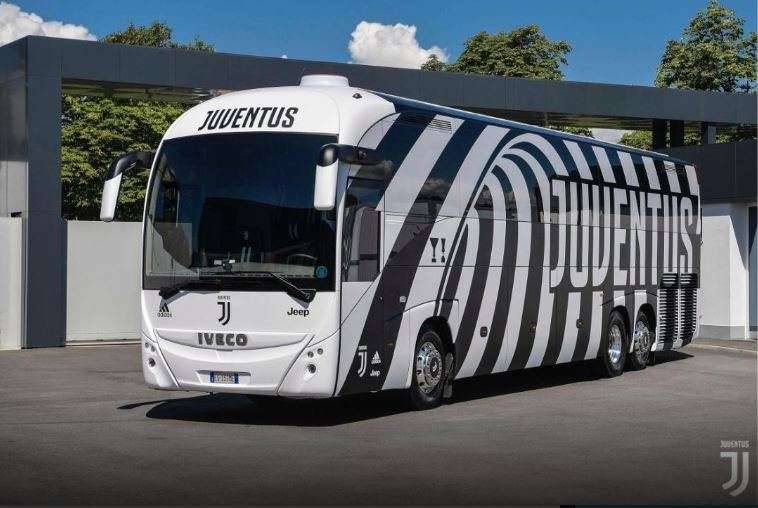 Una zebra? No, il nuovo pullman della Juve (prodotto da Lapo)