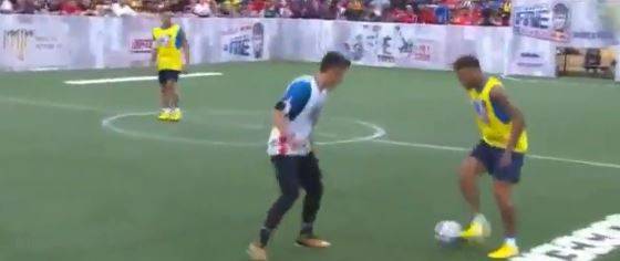 Neymar tenta di umiliare un avversario: perde la palla e commette fallo