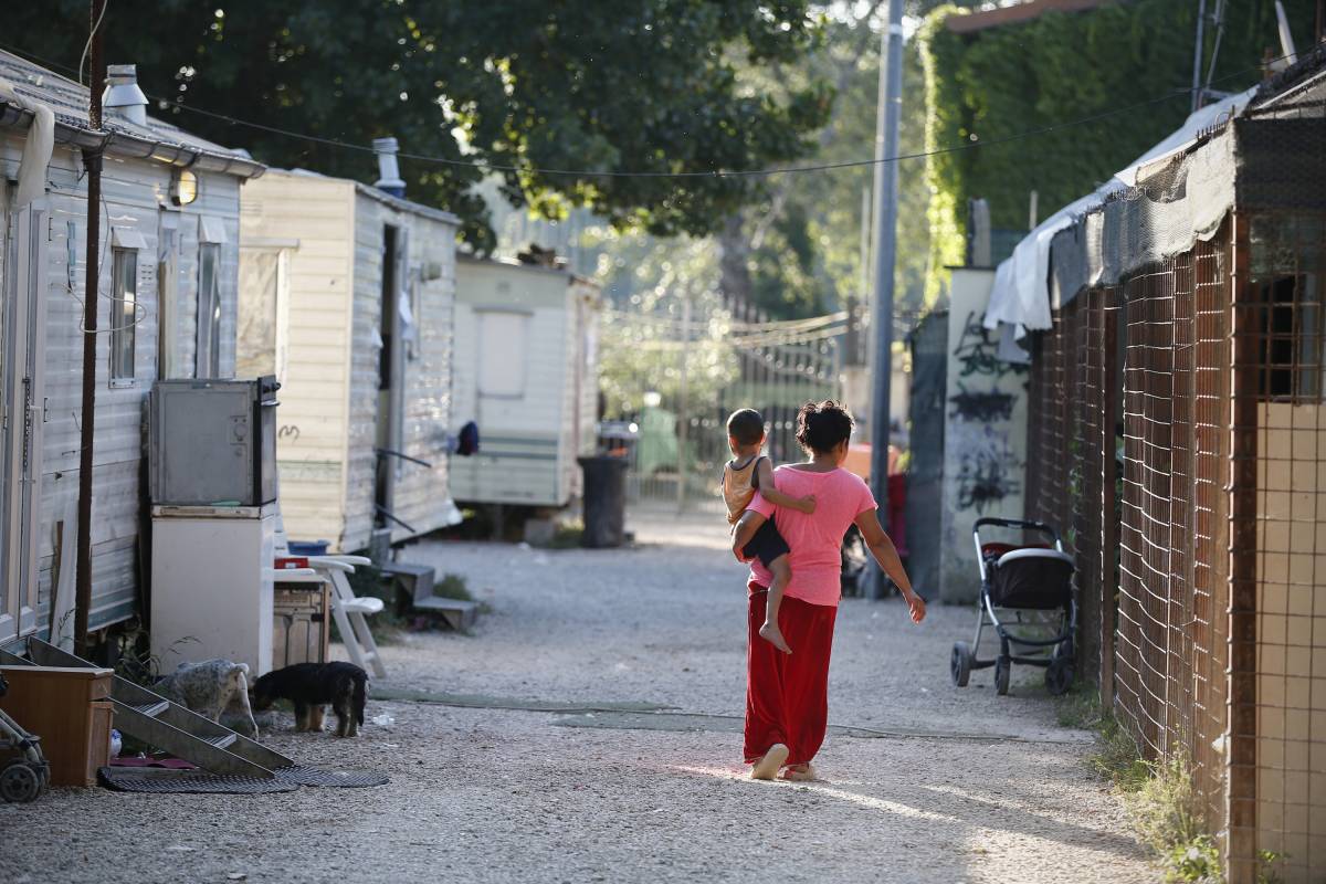 Napoli, mamme e bimbi rom aggrediti da 4 giovani del posto: "A casa"