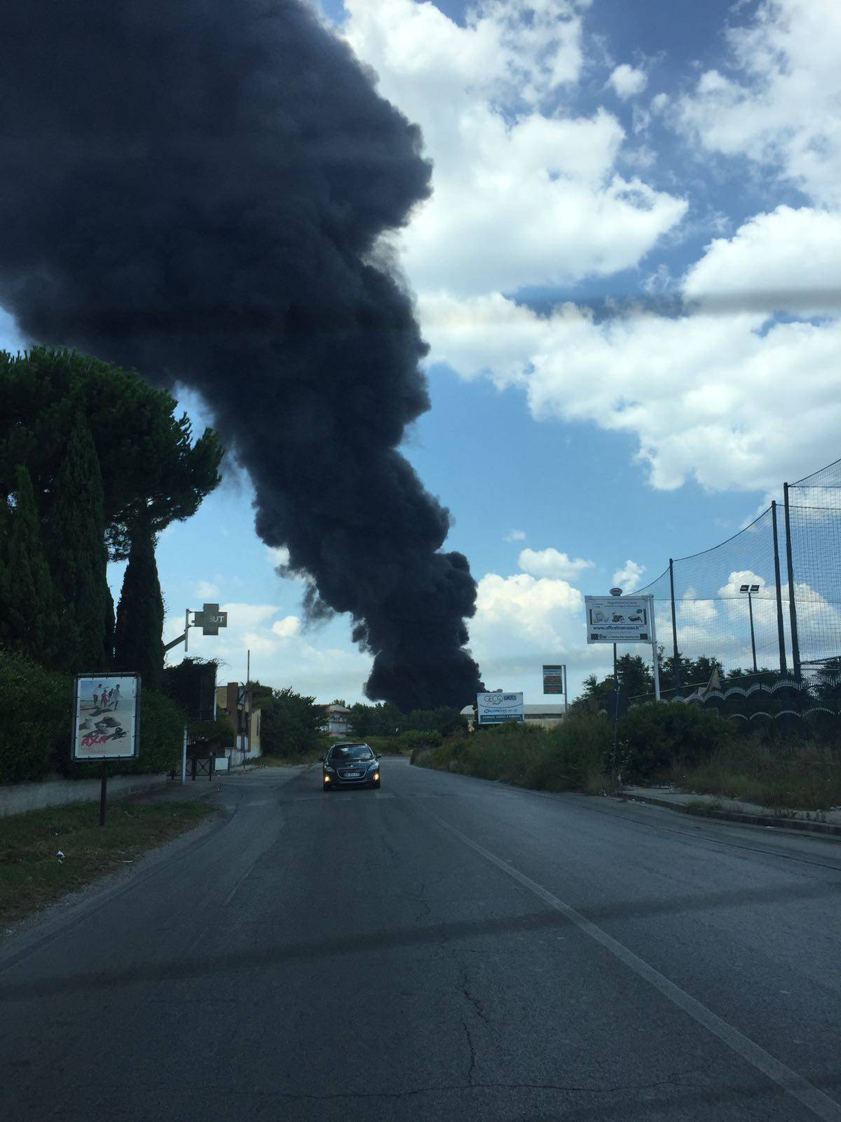 Incendio: nel casertano rifiuti in fiamme. La Terra dei fuochi brucia di nuovo