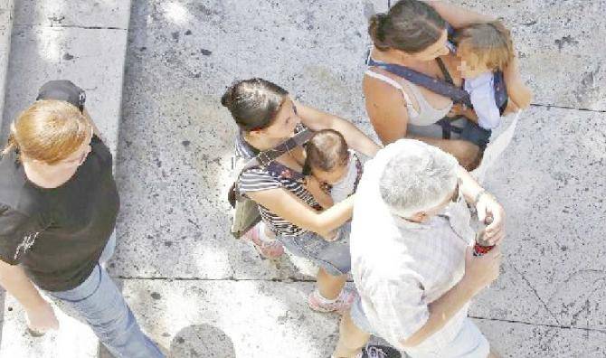 Accerchiano un'anziana e le strappano la collana: banda di rom in arresto