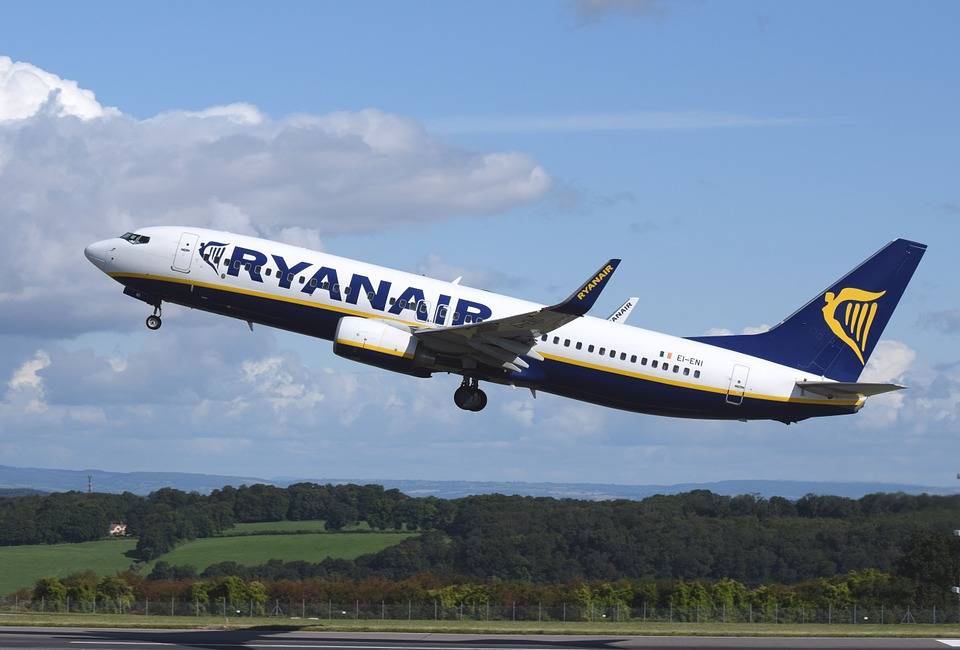 Ryanair, da novembre il bagaglio a mano a pagamento