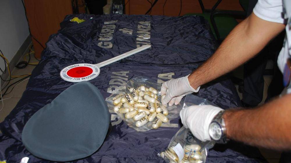 Torino, nigeriana fermata: in pancia 72 ovuli, oltre 1 chilo di eroina