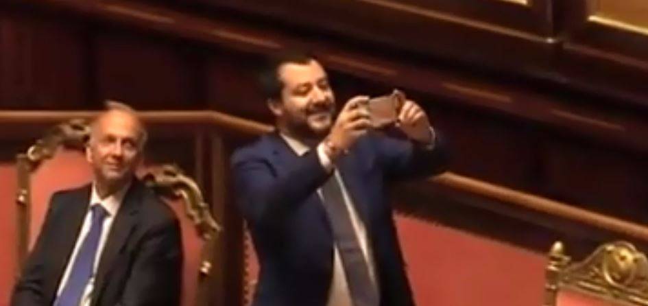 Il Pd lo contesta al Senato. E Salvini li deride così su Facebook