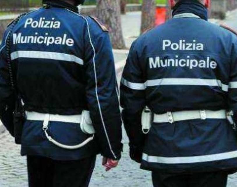 Torino, picchiata una vigilessa "Ho temuto di dover sparare"
