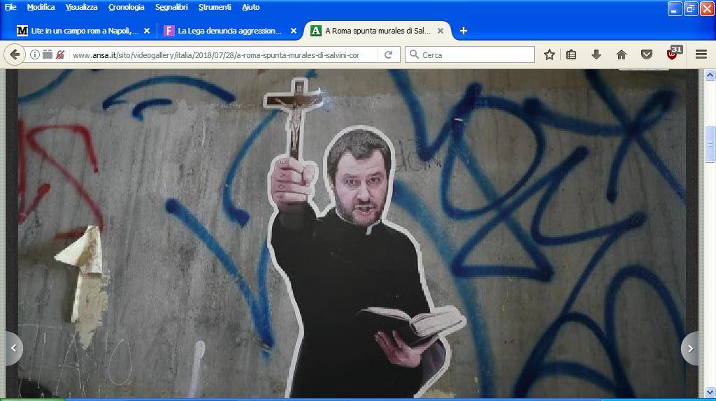 Salvini, nuovo murale con tanto di bibbia e crocifisso