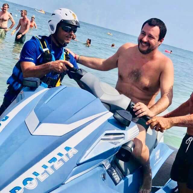Flipper e moto d'acqua  L'estate social di Matteo  fa il record di "Mi piace"