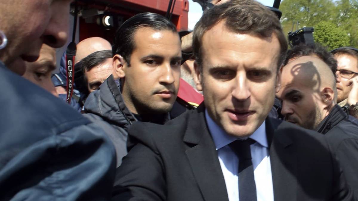 Macron nel panico minaccia: "Il Senato non ascolti Benalla"