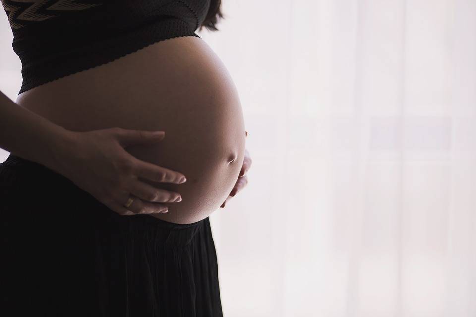 Scopre di essere incinta di 37 settimane: i test erano negativi