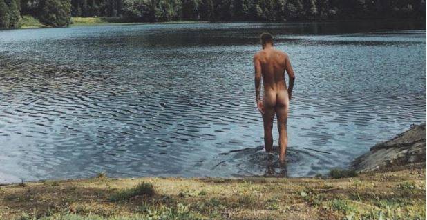 L'ex Juventus Bendtner si tuffa nudo nel lago. Perisic lo prende in giro