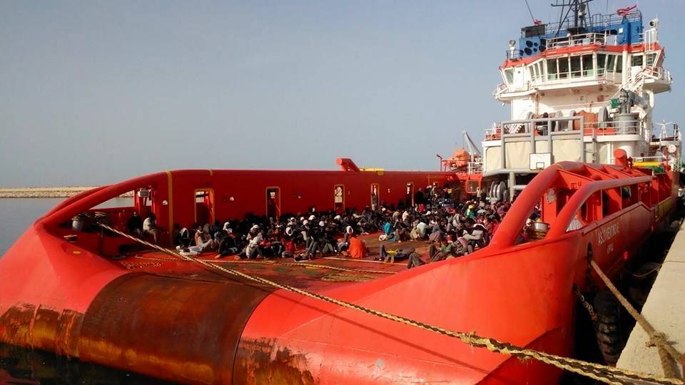 Riporta i migranti in Libia. Una nave italiana nella bufera