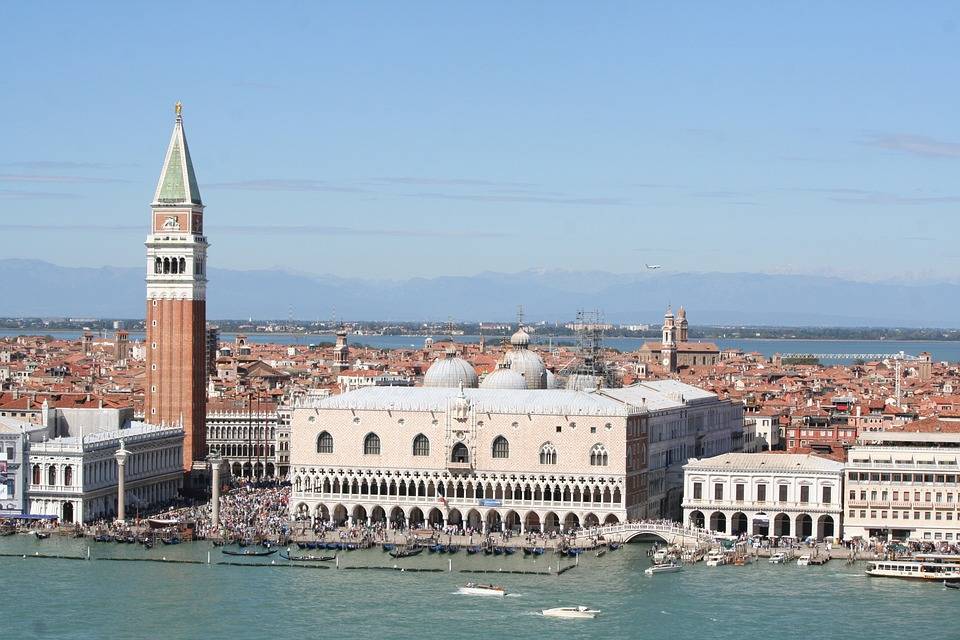 Venezia, prende il sole in bikini: turista multata